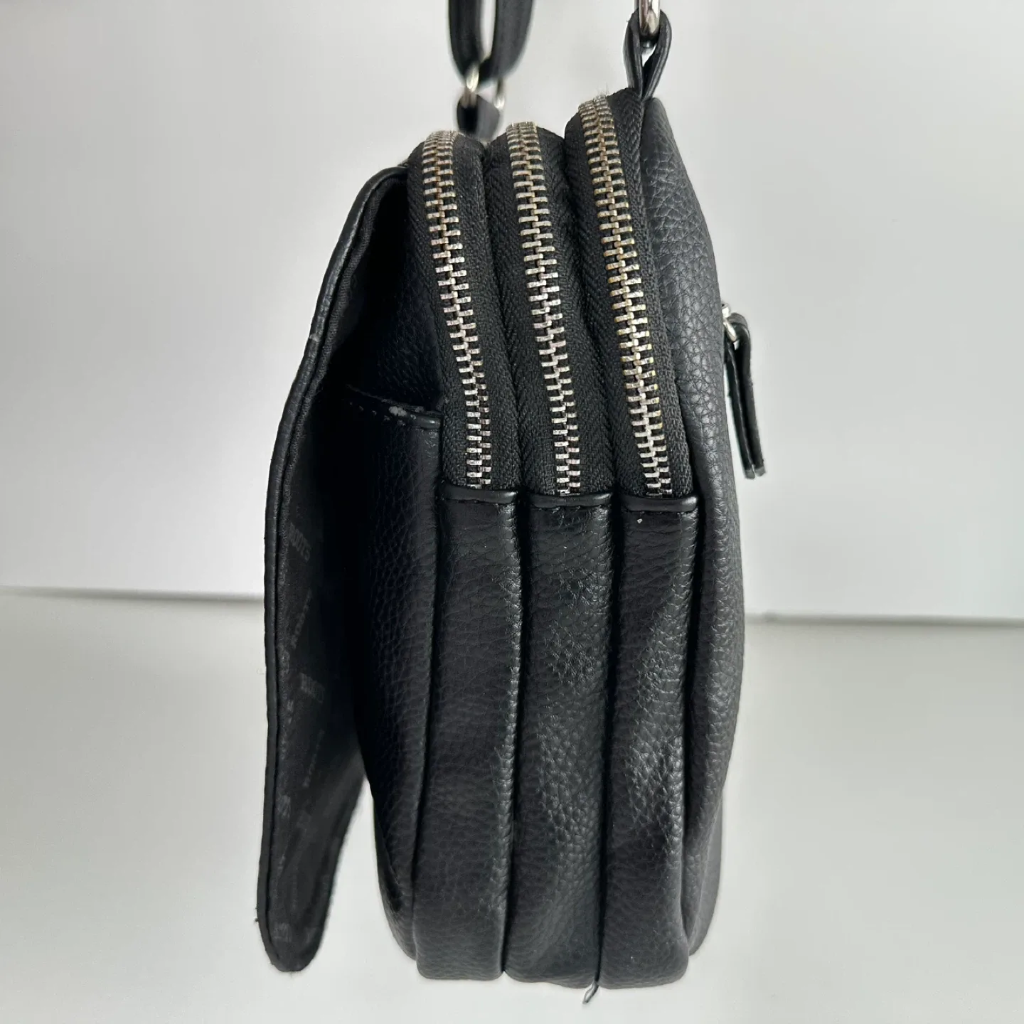 Roots Black Crossbody Bag🥕 image indicator(3)