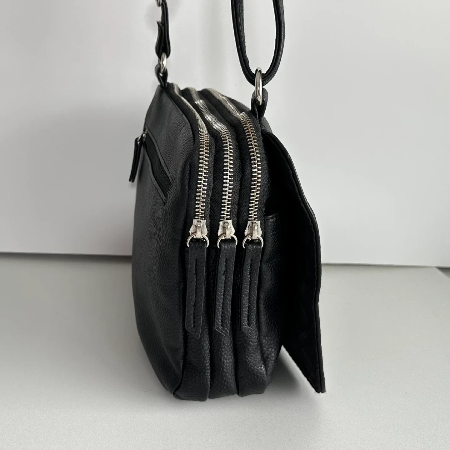 Roots Black Crossbody Bag🥕 image indicator(4)