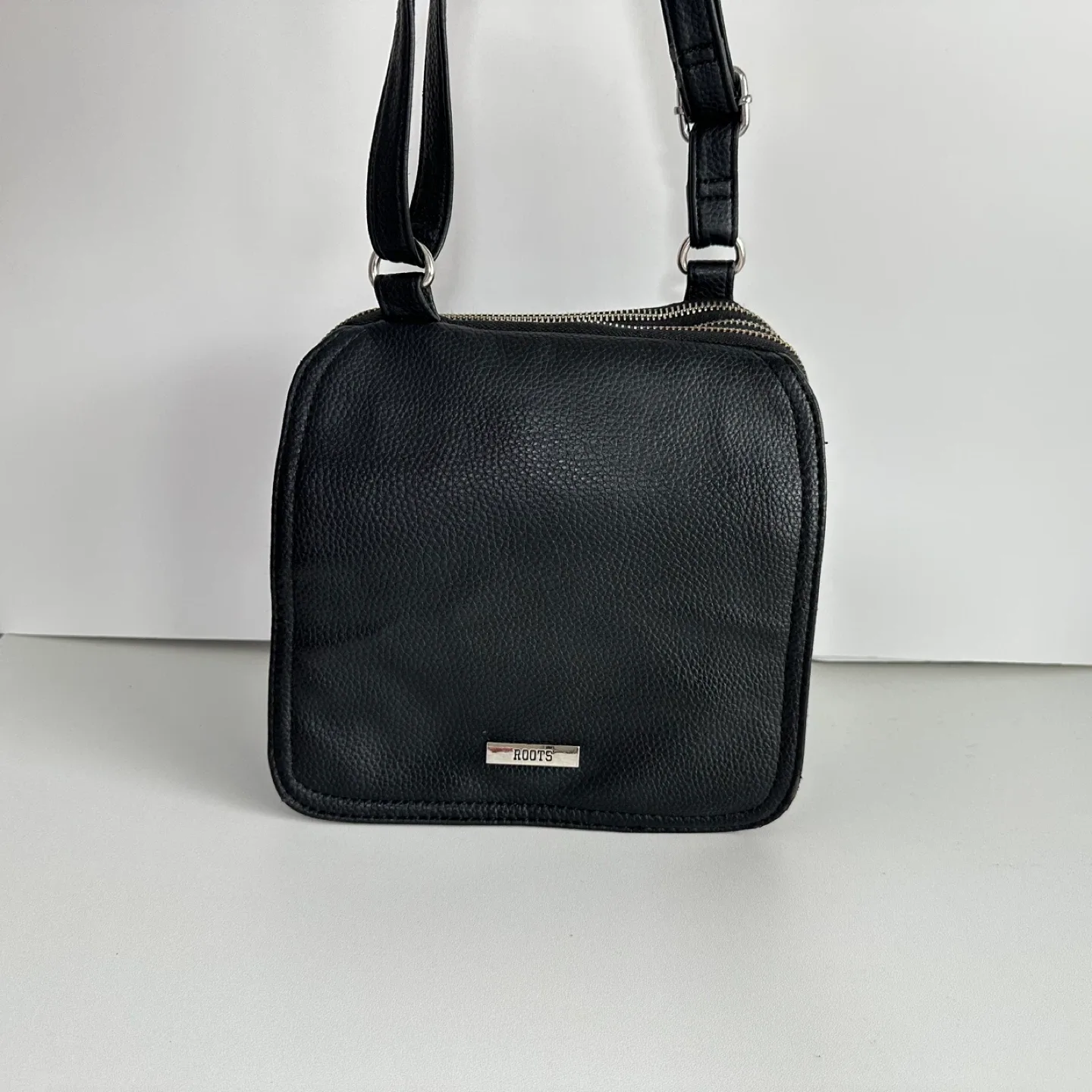 Roots Black Crossbody Bag🥕 thumbnail