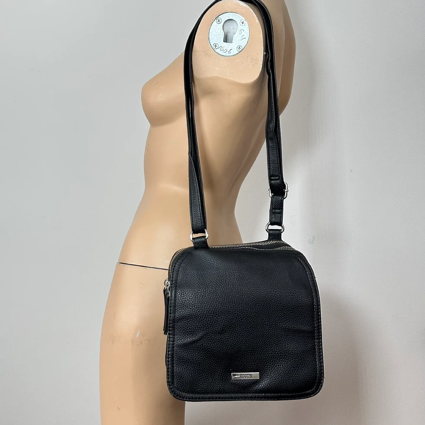 Roots Black Crossbody Bag🥕 image indicator(5)