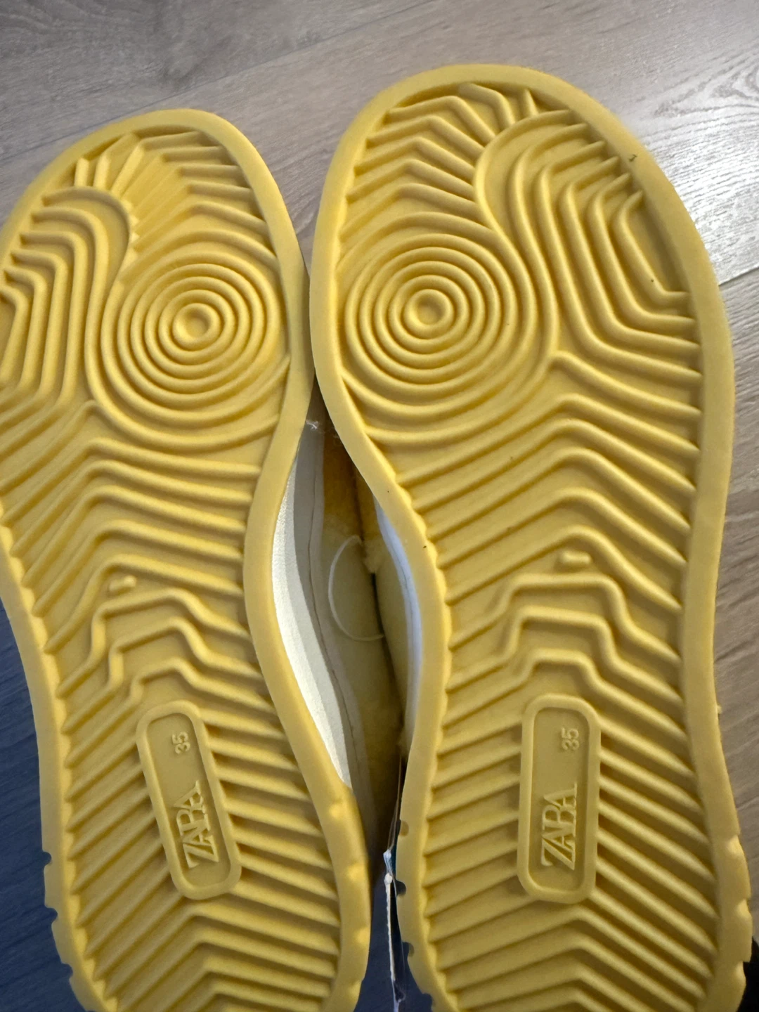 Looney Tunes Tweety Sneakers - Size 35 - photo 2