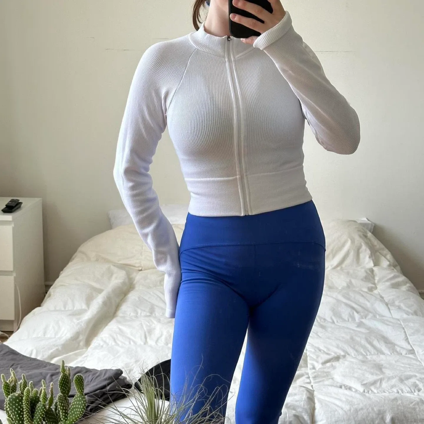 White zip-up long sleeve sweatshirt image indicator(7)