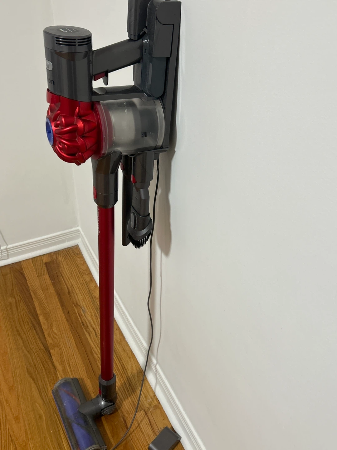 Dyson V7 Slim Cordless Vacuum - Used - photo 2