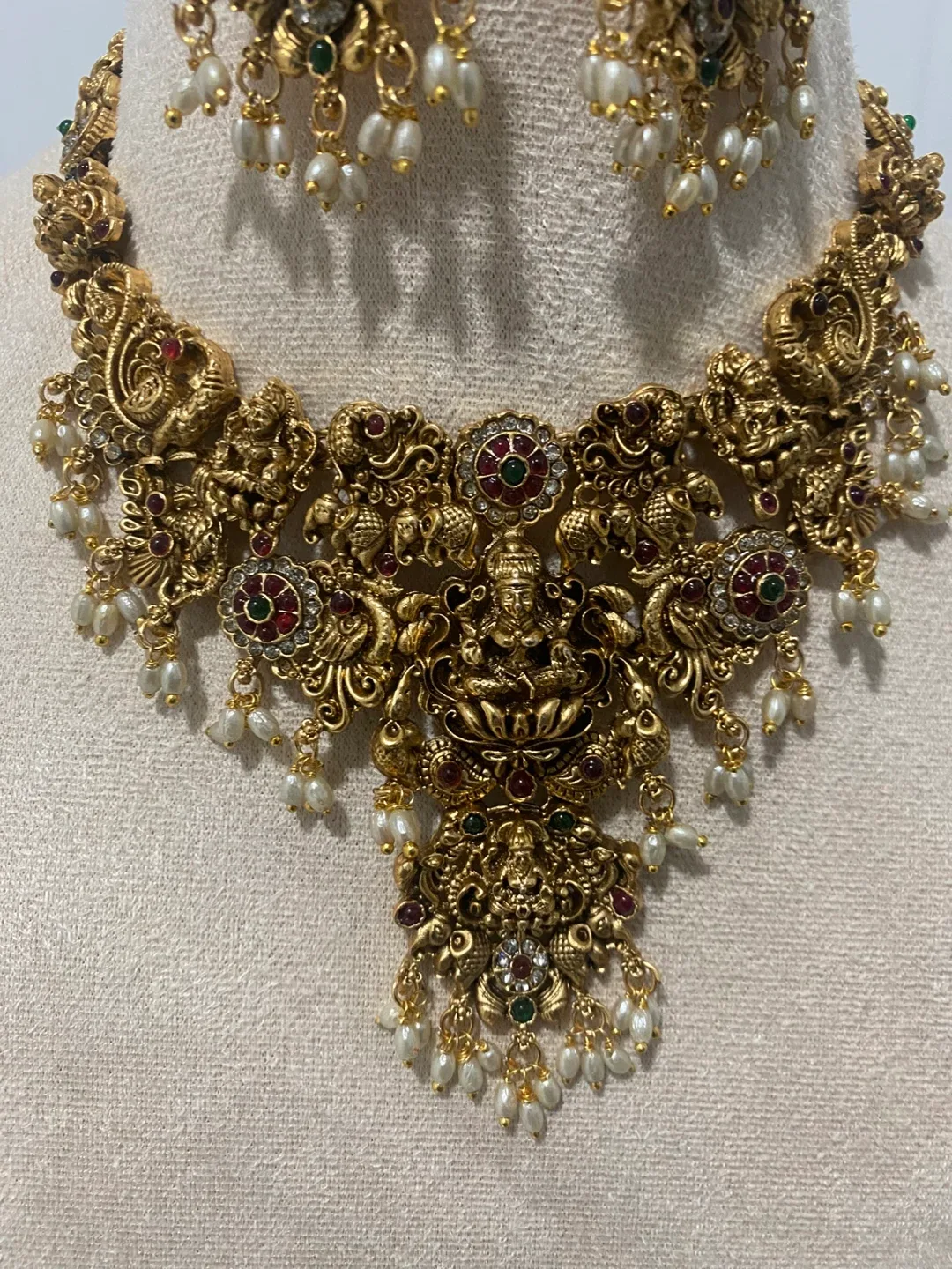 Gold Indian Jewelry Set thumbnail