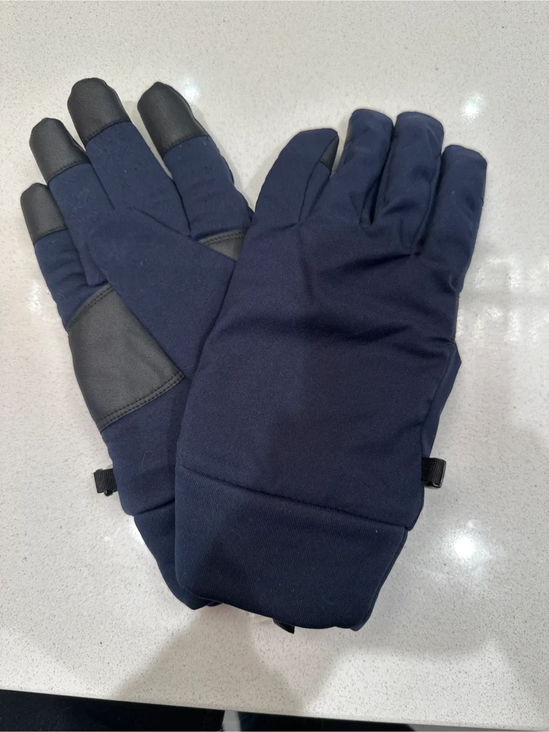 🥕 Uniqlo Navy Gloves - Size M thumbnail