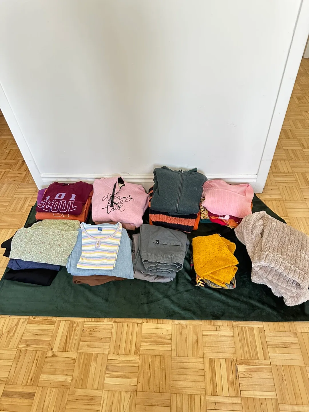 Mixed Clothing Lot thumbnail