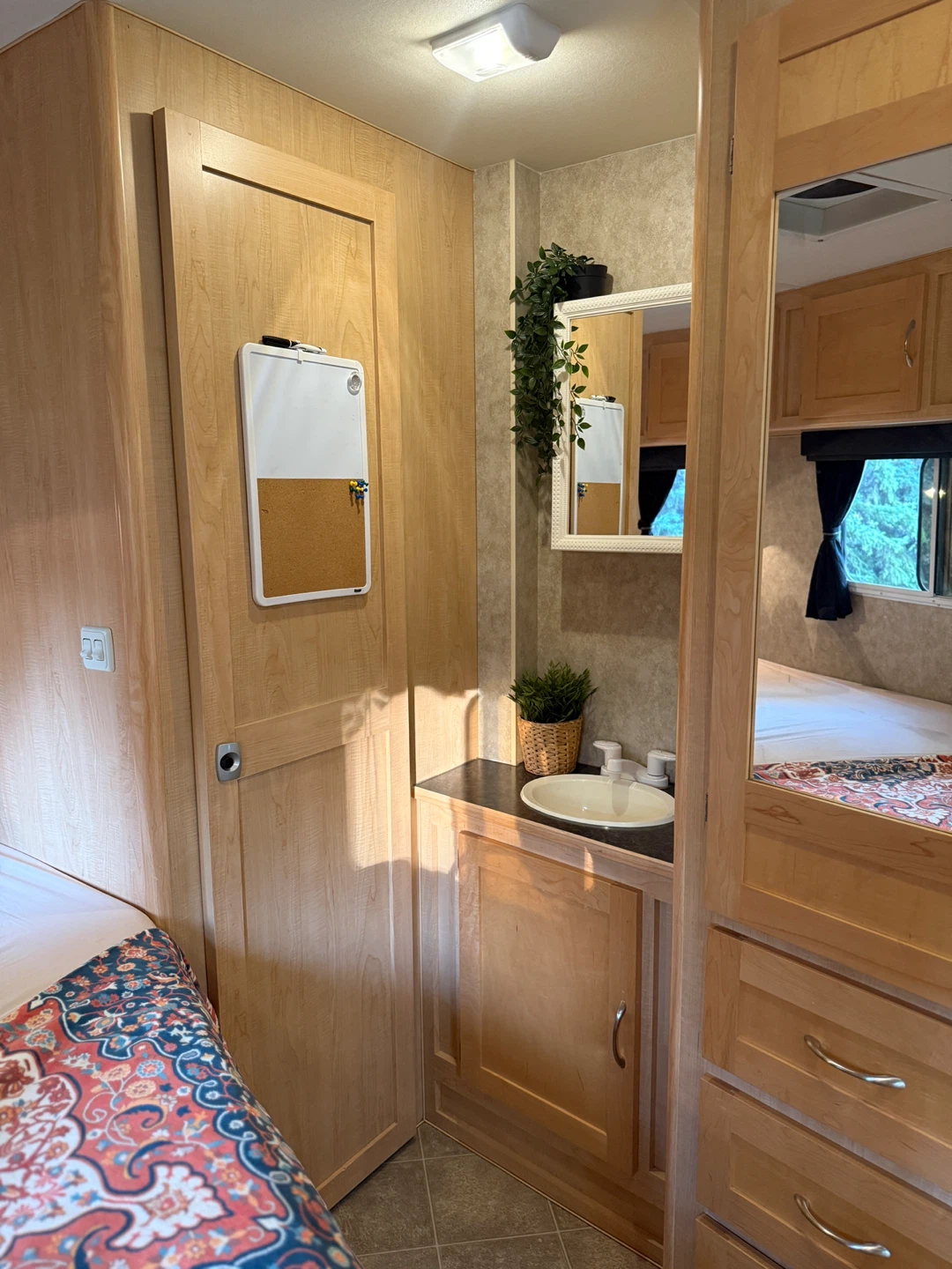 Adventurer Truck Camper on Ford E-450 - photo 4