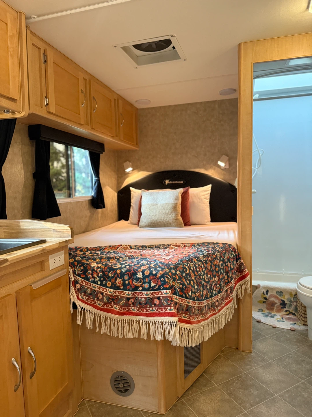Adventurer Truck Camper on Ford E-450 - photo 3