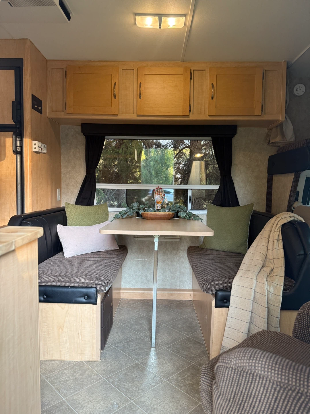 Adventurer Truck Camper on Ford E-450 - photo 5