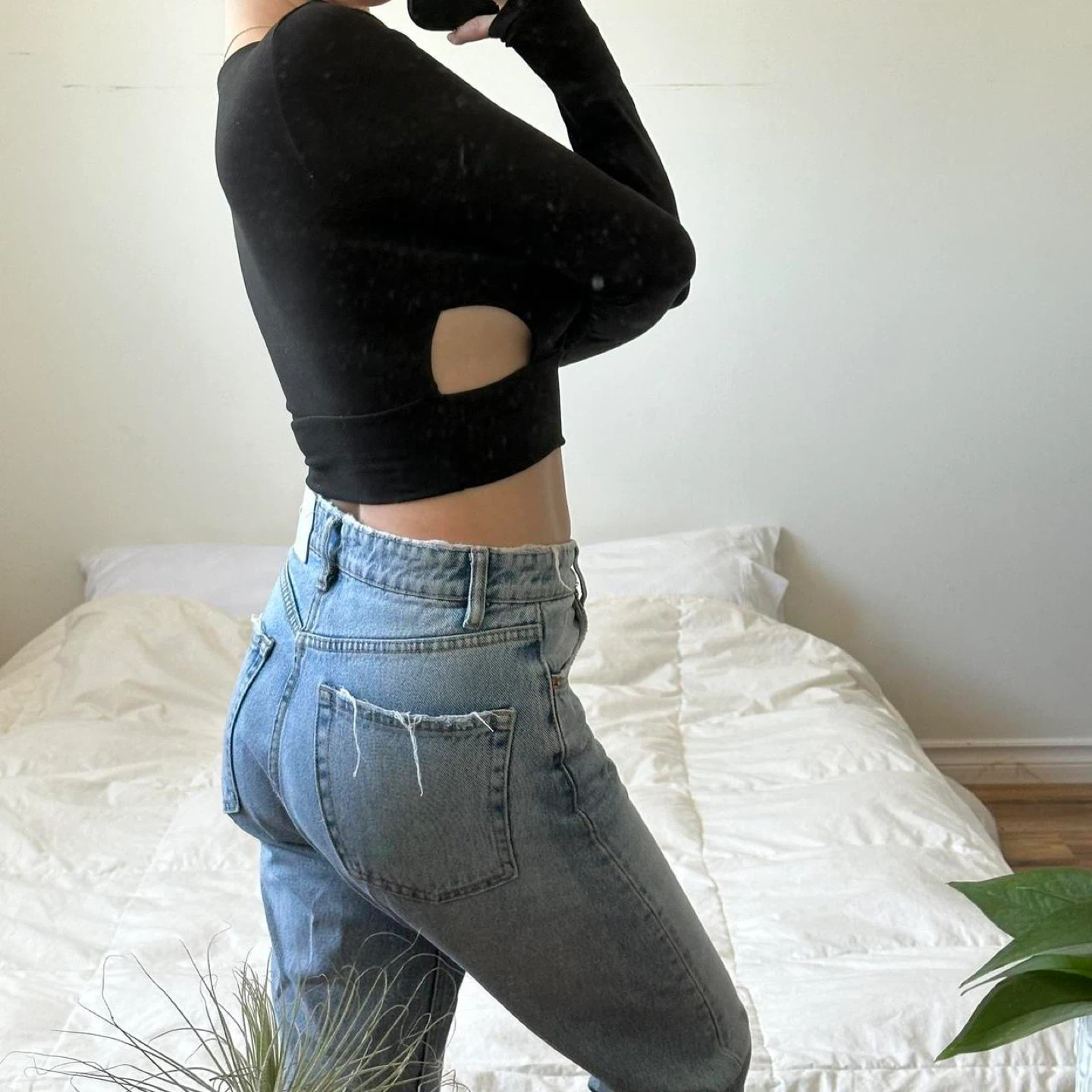 Black long sleeve crop top with cut out detail - photo 5