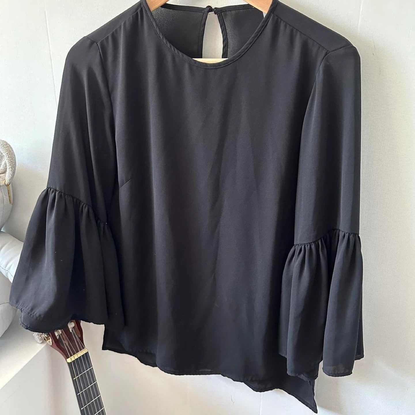 Black flowy bell sleeve blouse - photo 3