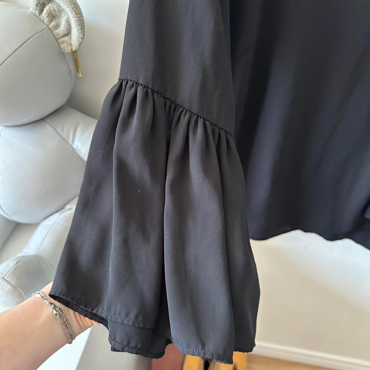 Black flowy bell sleeve blouse - photo 4