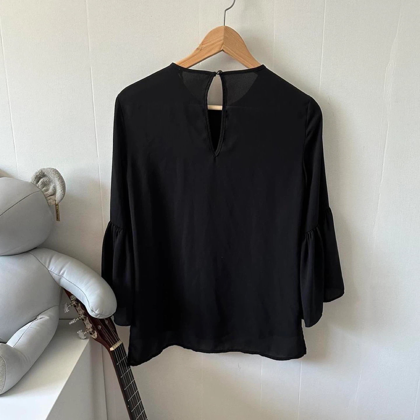 Black flowy bell sleeve blouse - photo 2
