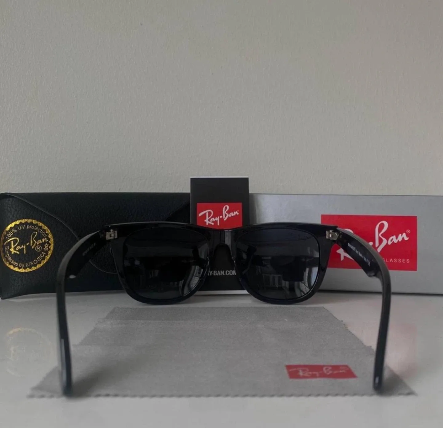 Ray-Ban Wayfarer Polarized Black Sunglasses With Case & Box image indicator(2)