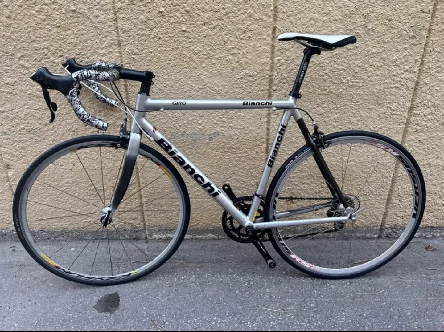 Bianchi Giro Road Bike thumbnail