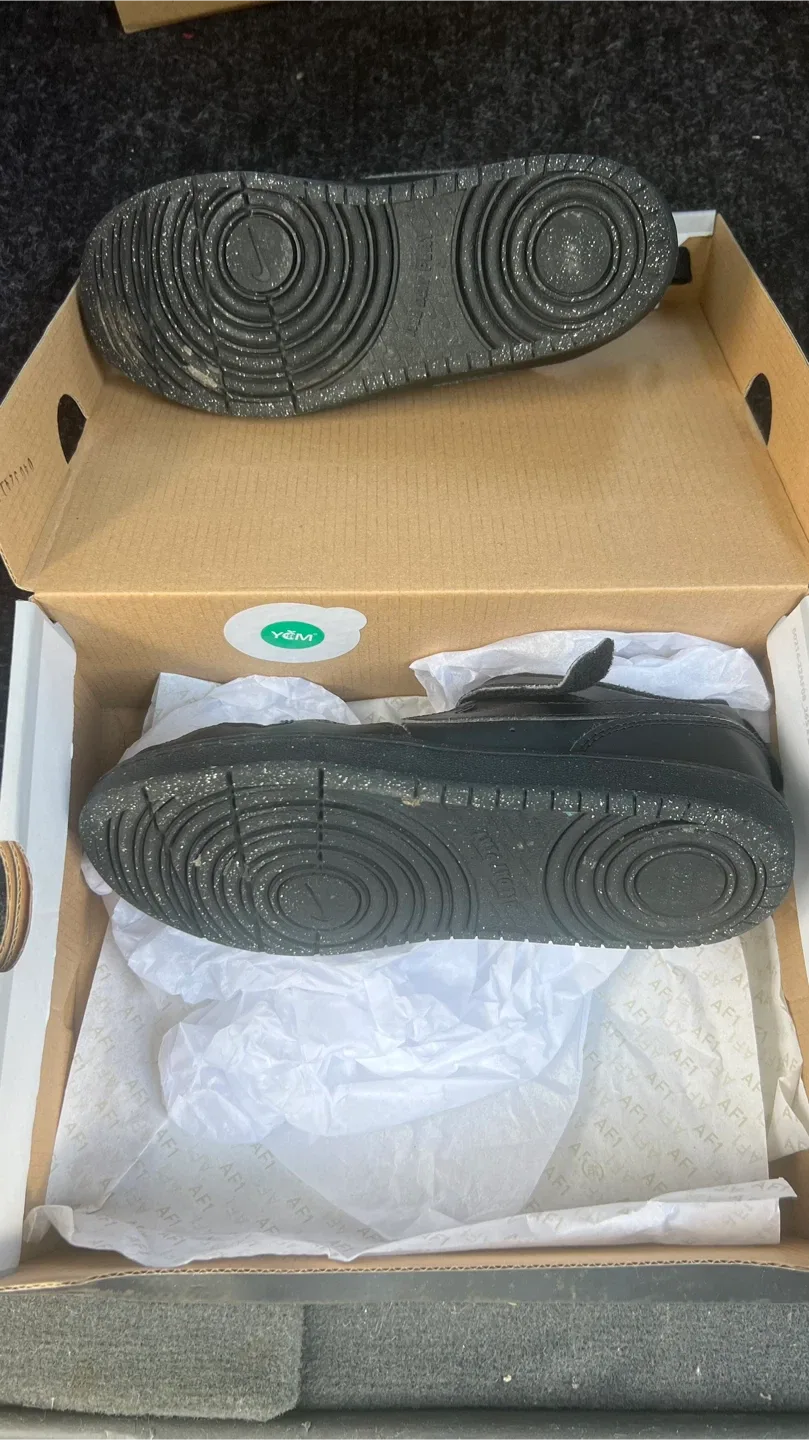 Nike Air Force 1 GS Black Size 5Y image indicator(2)