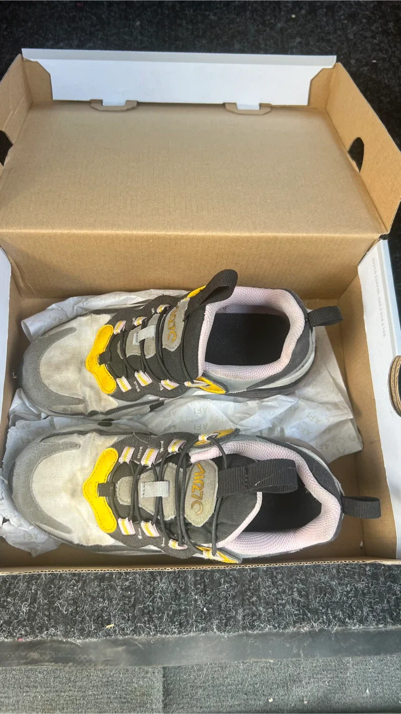 Nike Air Max 270 React Size 4.5Y image indicator(2)