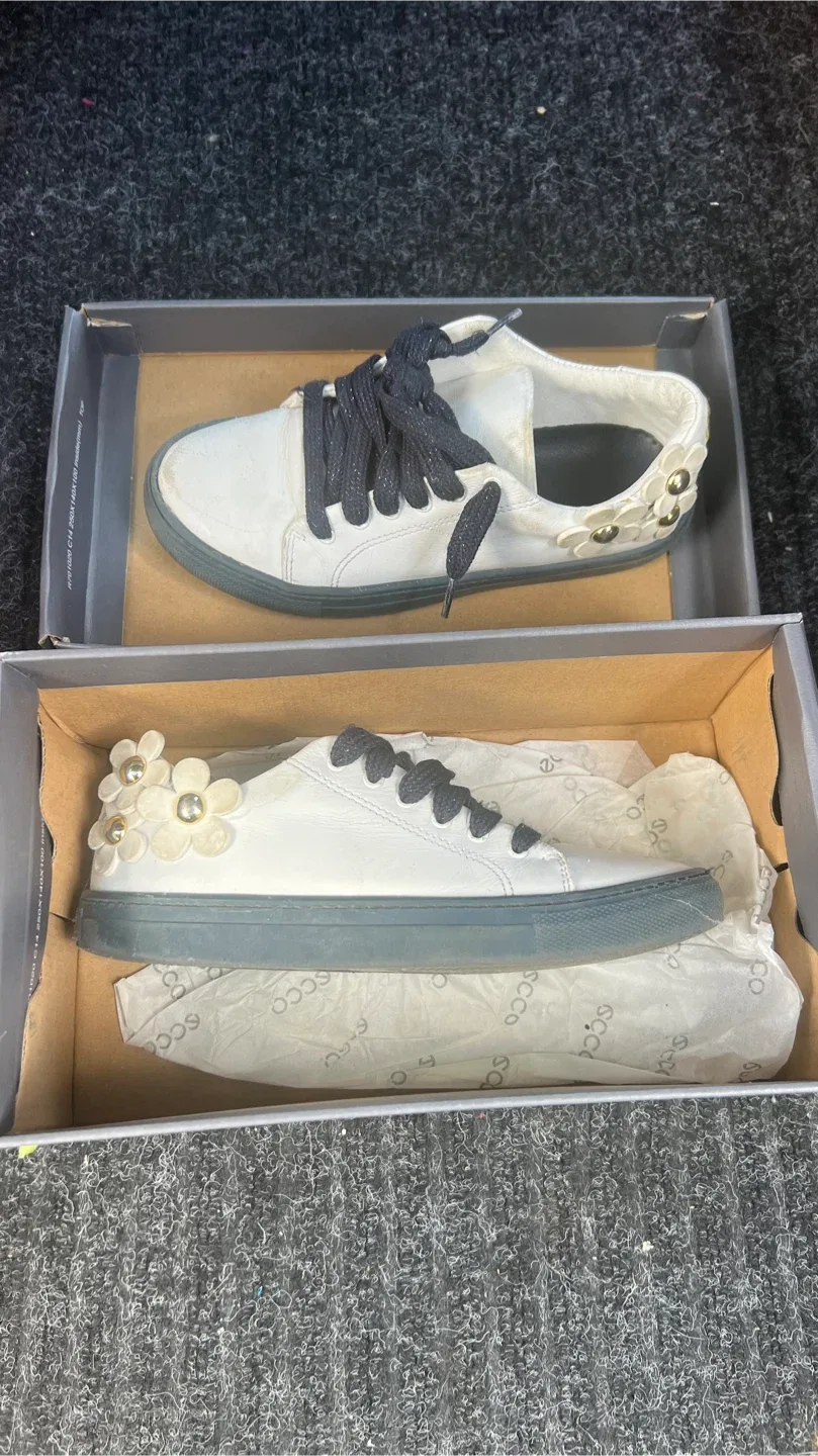 Ecco Biom Trail Kids White Sneakers Size 10-10.5 thumbnail