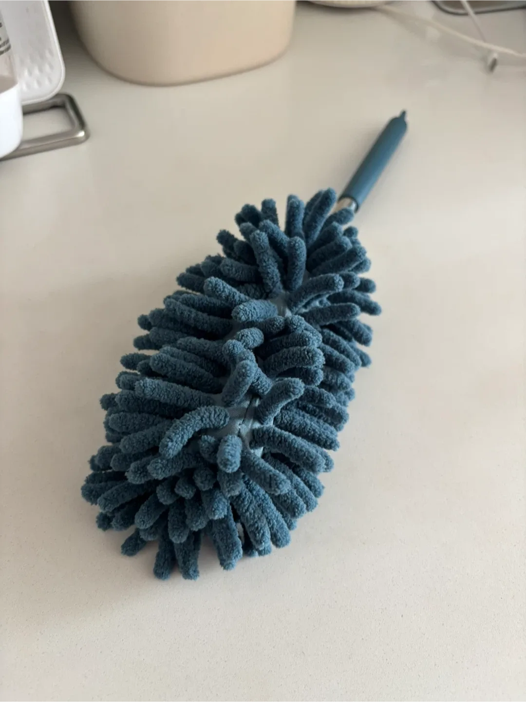 Microfiber Duster with Extendable Pole - Like New Condition thumbnail