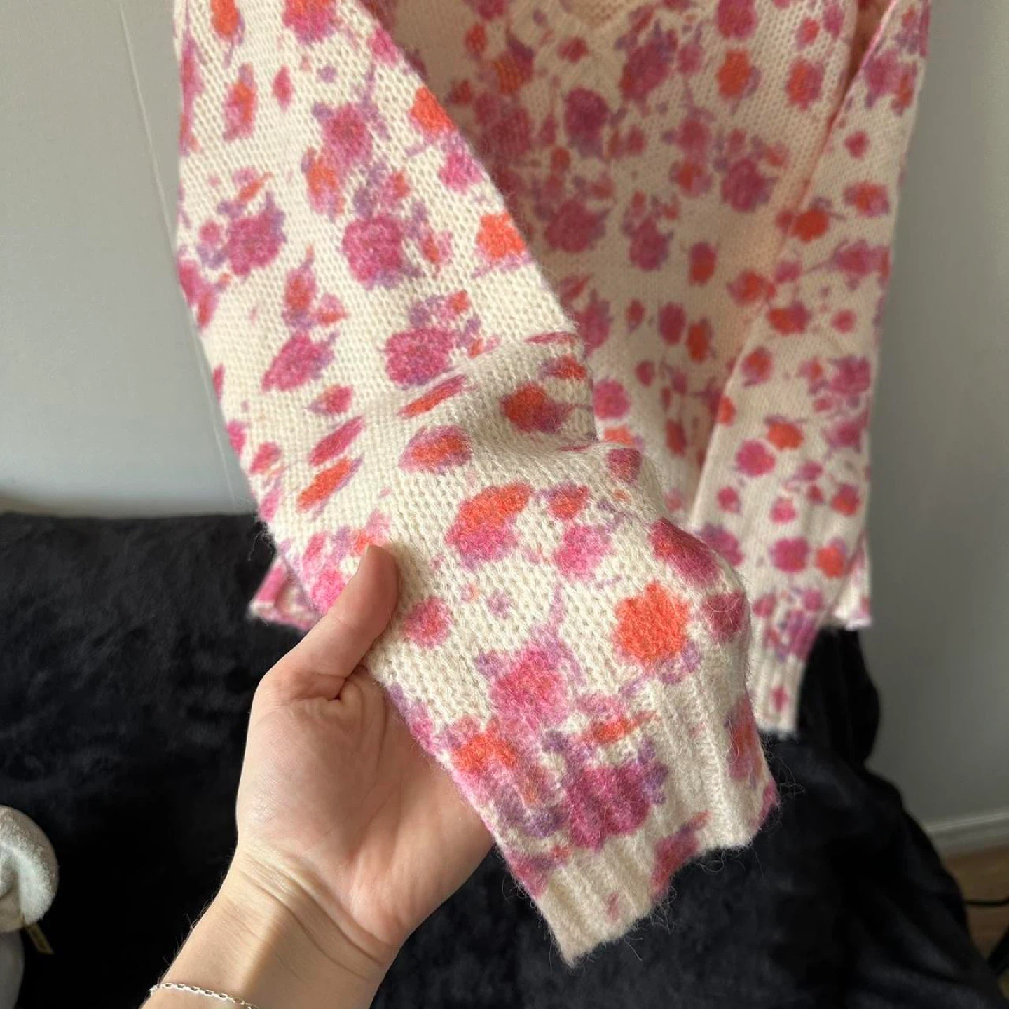 Soft pink floral v-neck sweater - photo 2