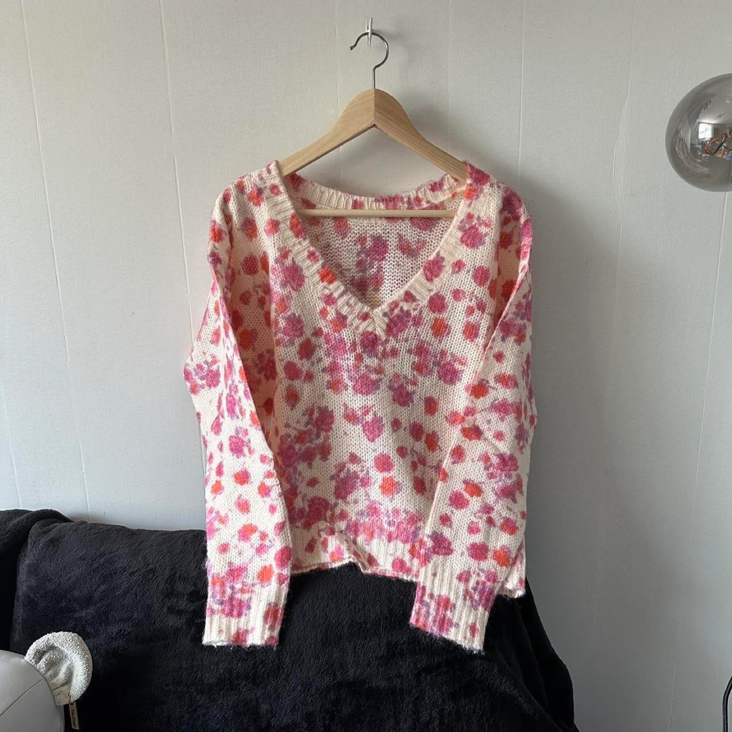 Soft pink floral v-neck sweater - photo 3