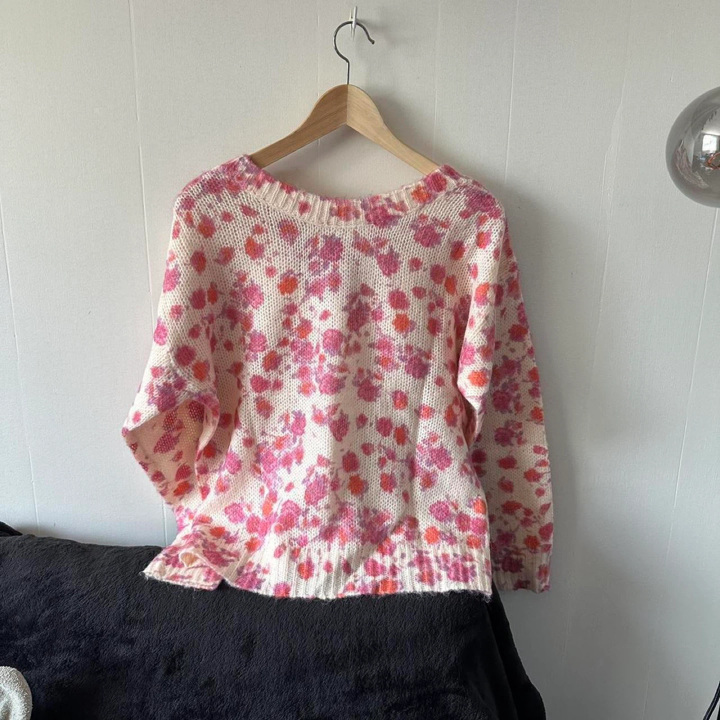 Soft pink floral v-neck sweater - photo 5