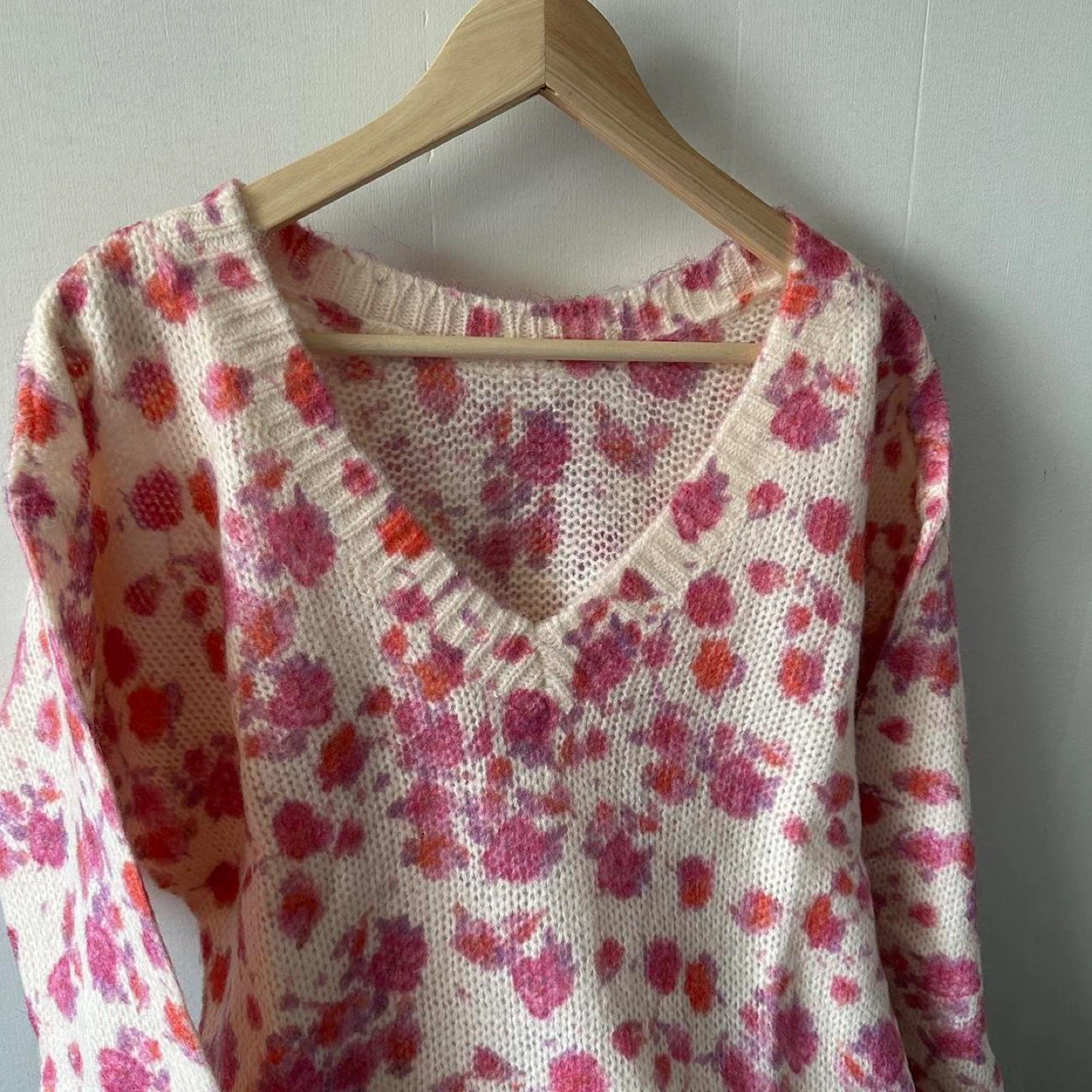 Soft pink floral v-neck sweater - photo 4