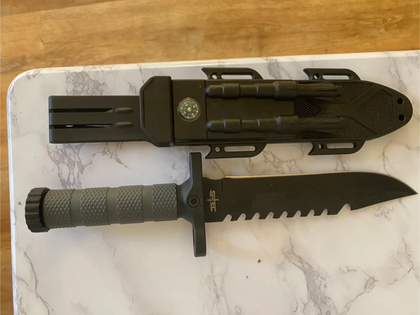 Hunting knife with compass built in thumbnail