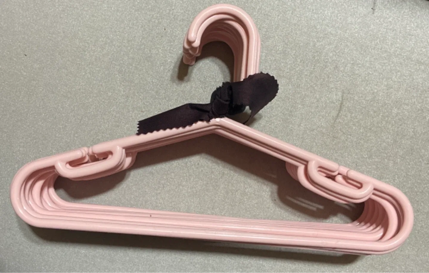 Pink Plastic Clothes Hangers image indicator(2)