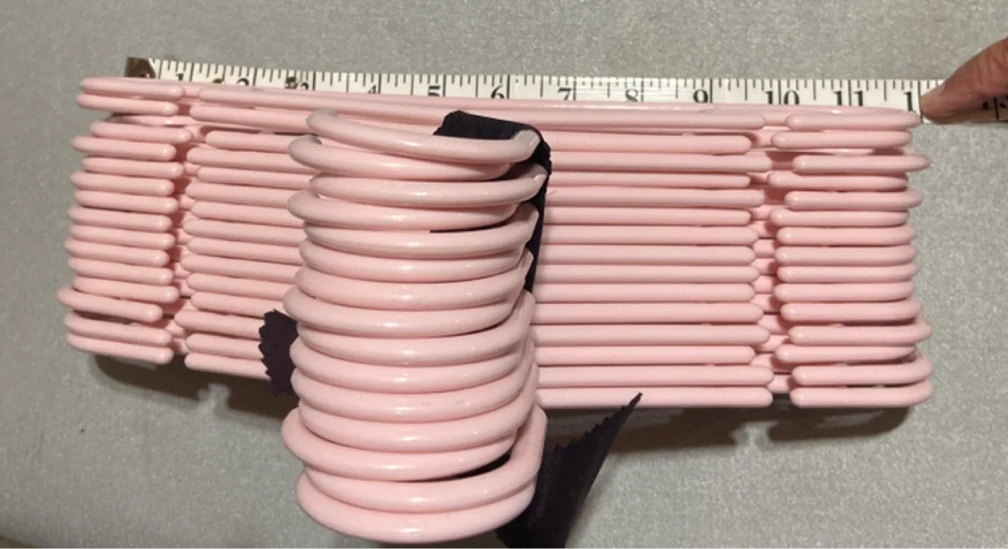 Pink Plastic Clothes Hangers image indicator(3)