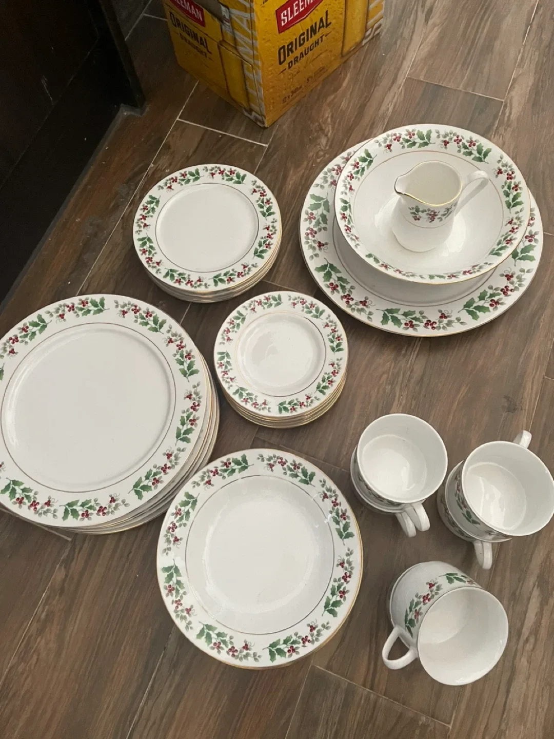 Christmas Holly Dinnerware Set image indicator(2)