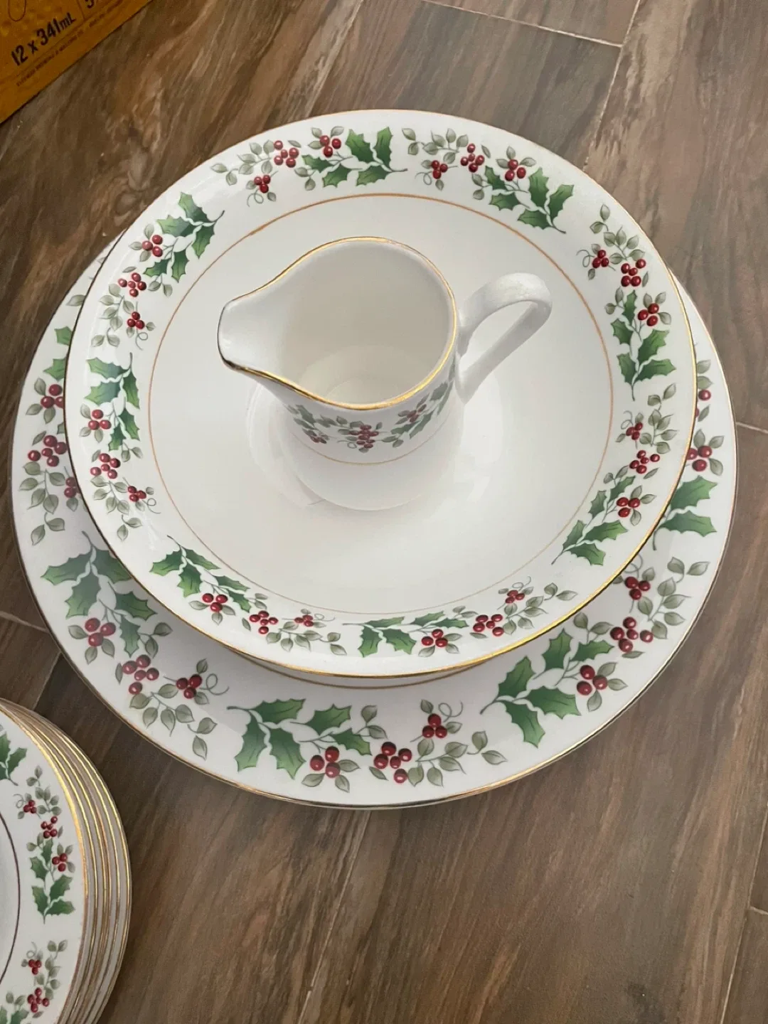 Christmas Holly Dinnerware Set image indicator(3)