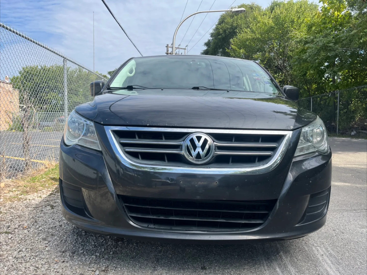 2011 Volkswagen Routan SE Minivan thumbnail