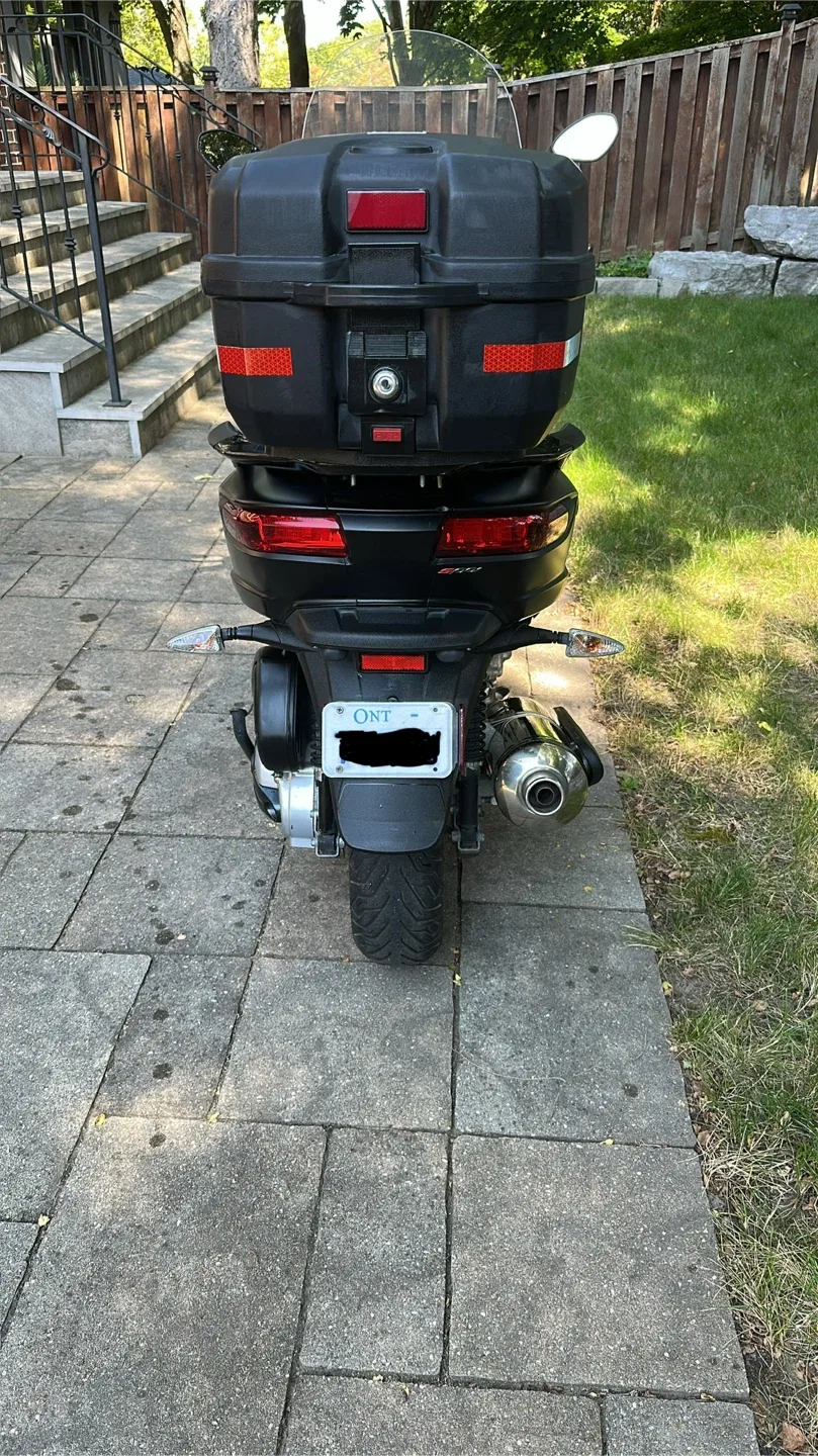 Piaggio MP3 500ie Three-Wheeled Scooter image indicator(4)
