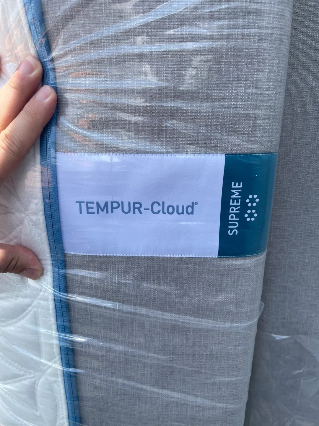 Tempur-Cloud Supreme Mattress and box spring set image indicator(4)