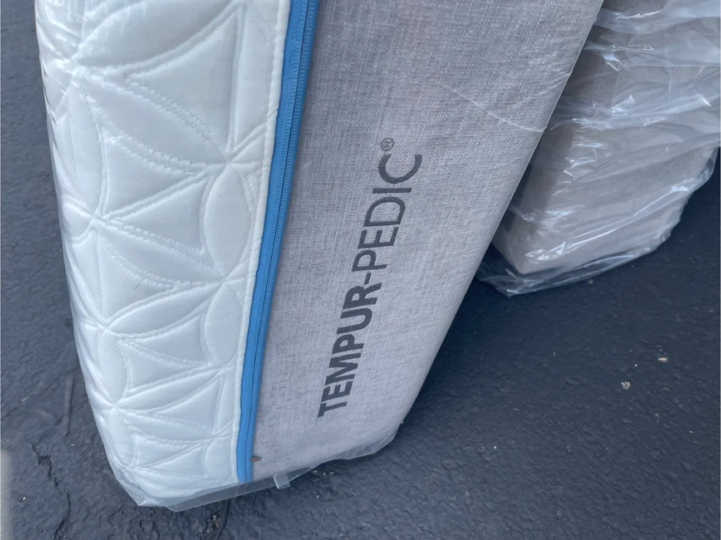 Tempur-Cloud Supreme Mattress and box spring set image indicator(3)