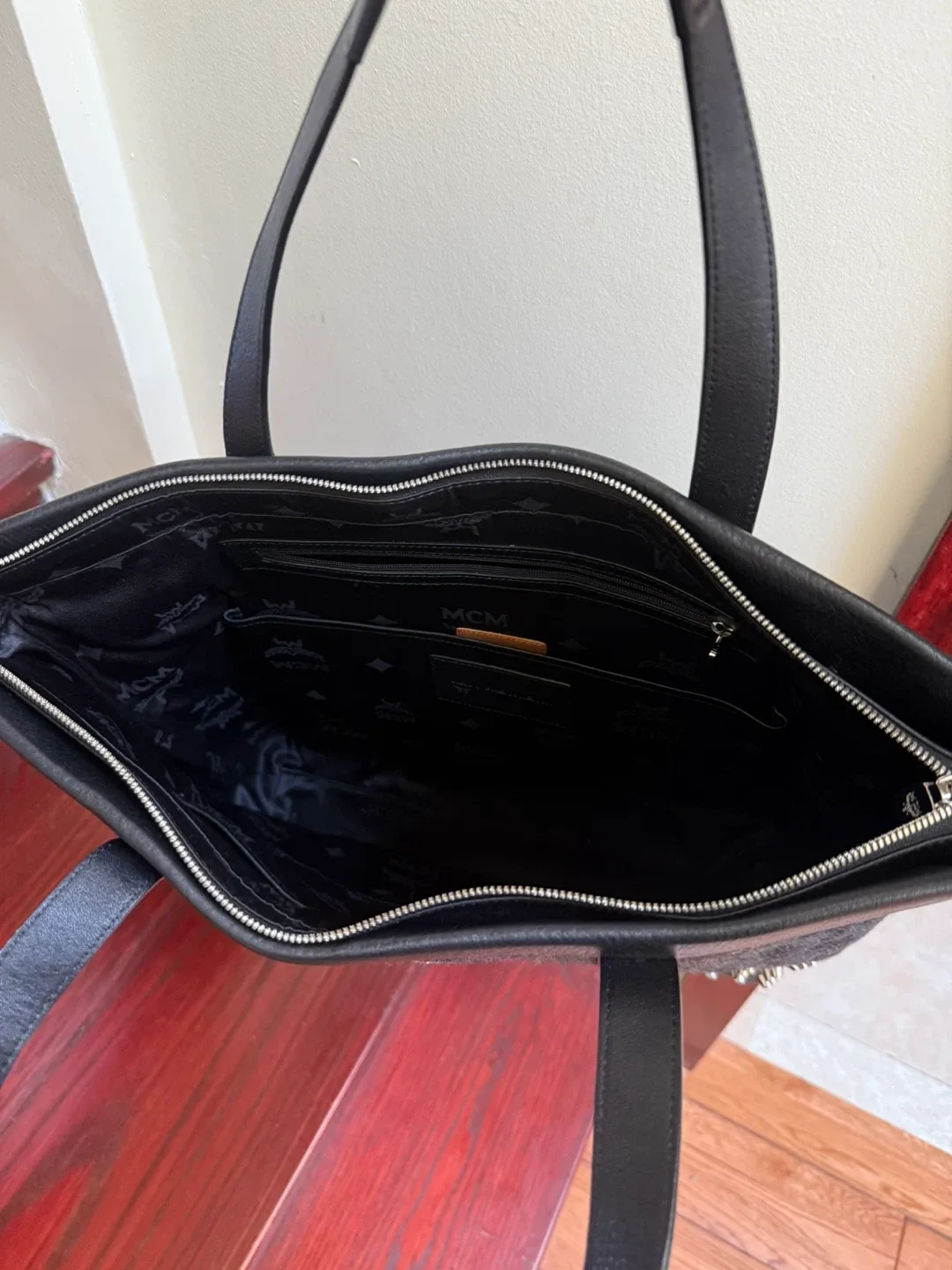 Authentic MCM München P5905 Black Tote Bag image indicator(3)