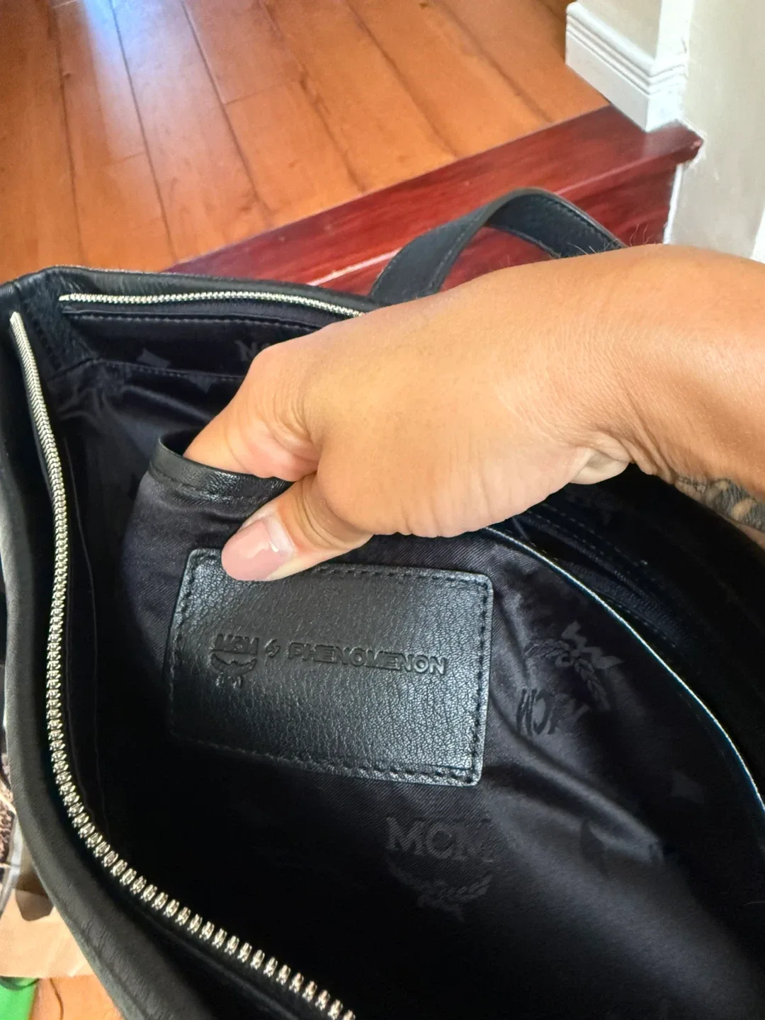 Authentic MCM München P5905 Black Tote Bag image indicator(6)