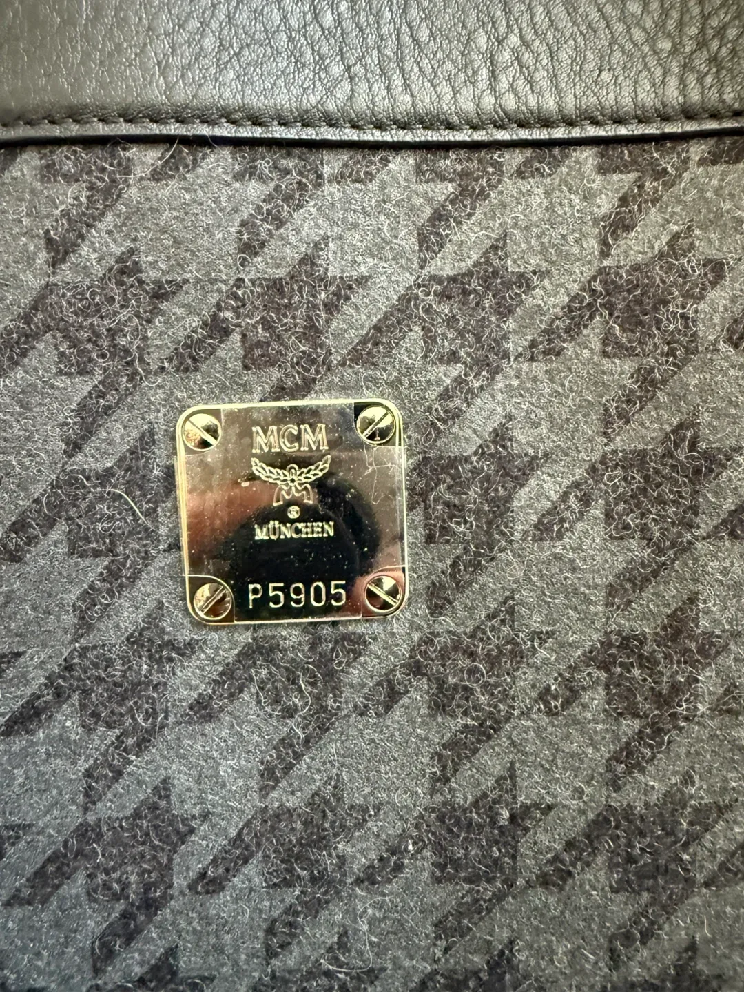 Authentic MCM München P5905 Black Tote Bag image indicator(2)