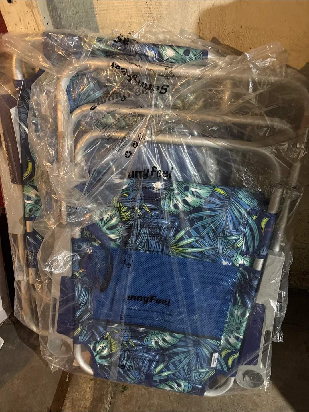 Sunnyfeel Folding Beach Chair - New in Package! thumbnail