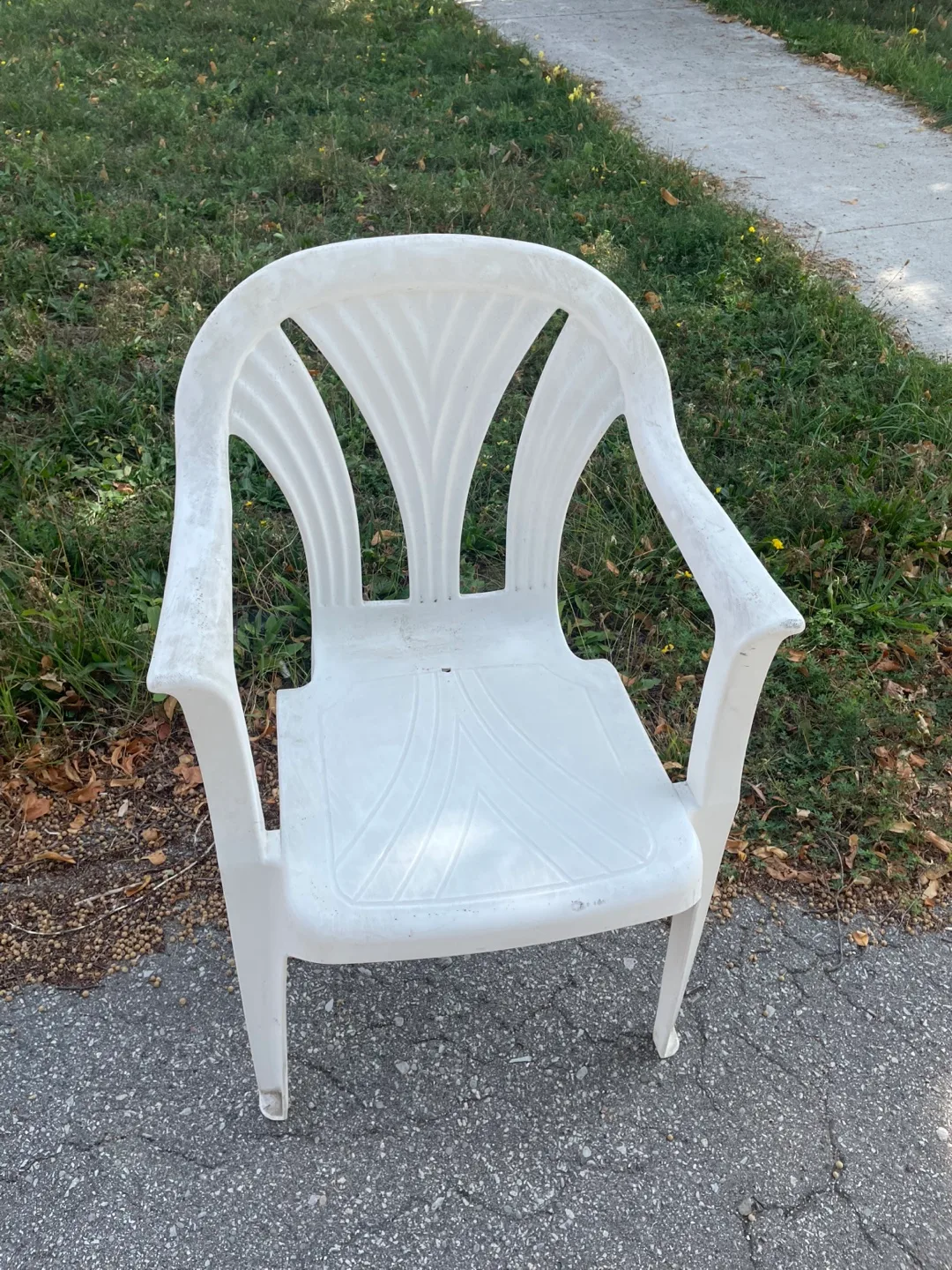 Set of 4 White Plastic Outdoor Chairs image indicator(5)