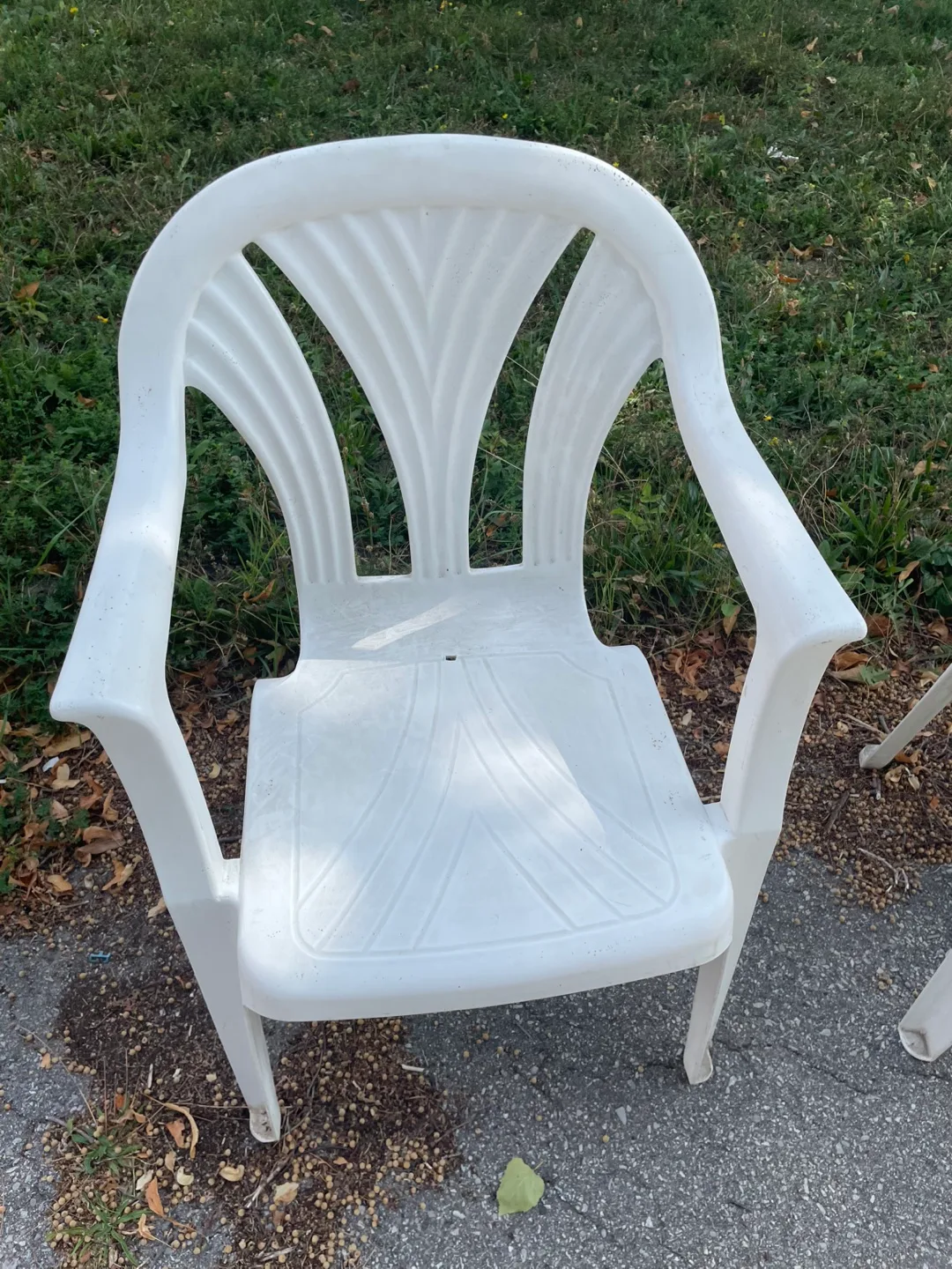 Set of 4 White Plastic Outdoor Chairs image indicator(4)