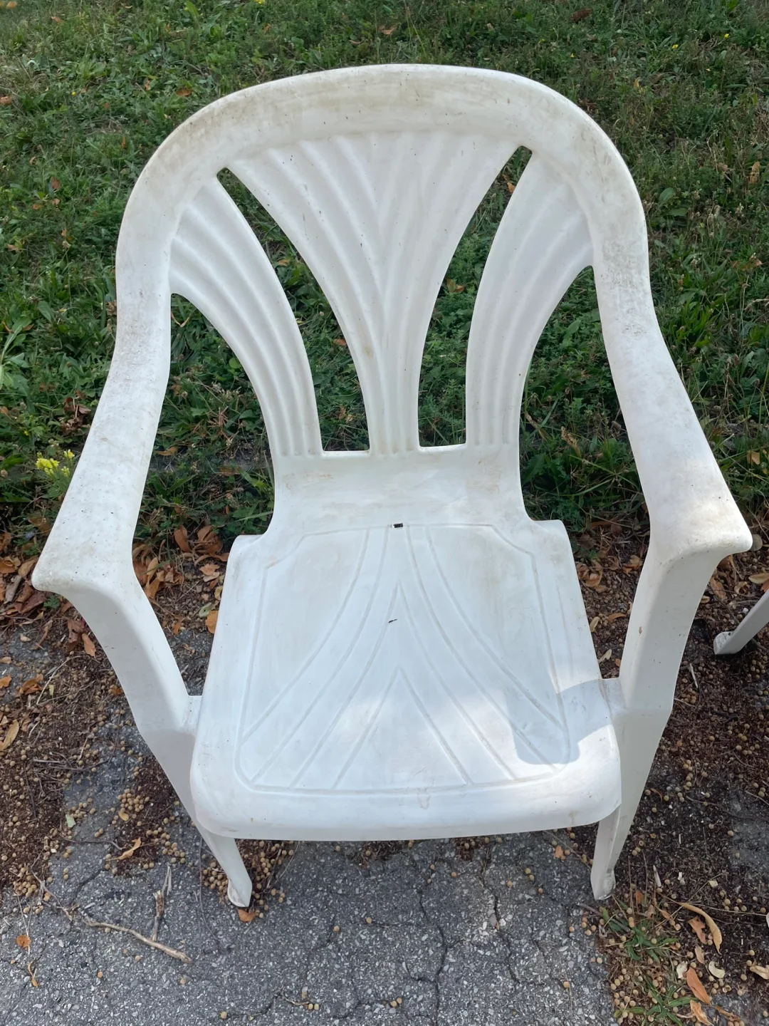 Set of 4 White Plastic Outdoor Chairs image indicator(3)