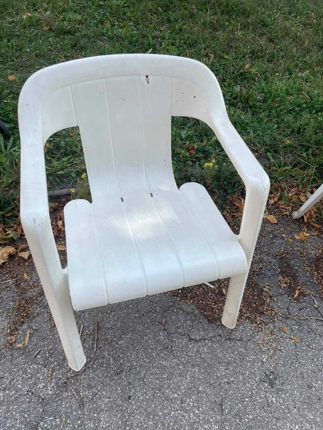 Set of 4 White Plastic Outdoor Chairs image indicator(2)