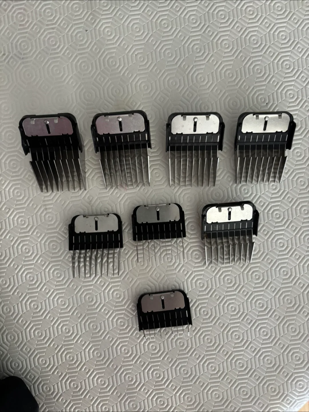 A set of Wahl Stainless Steel Attachment Guide Combs image indicator(3)