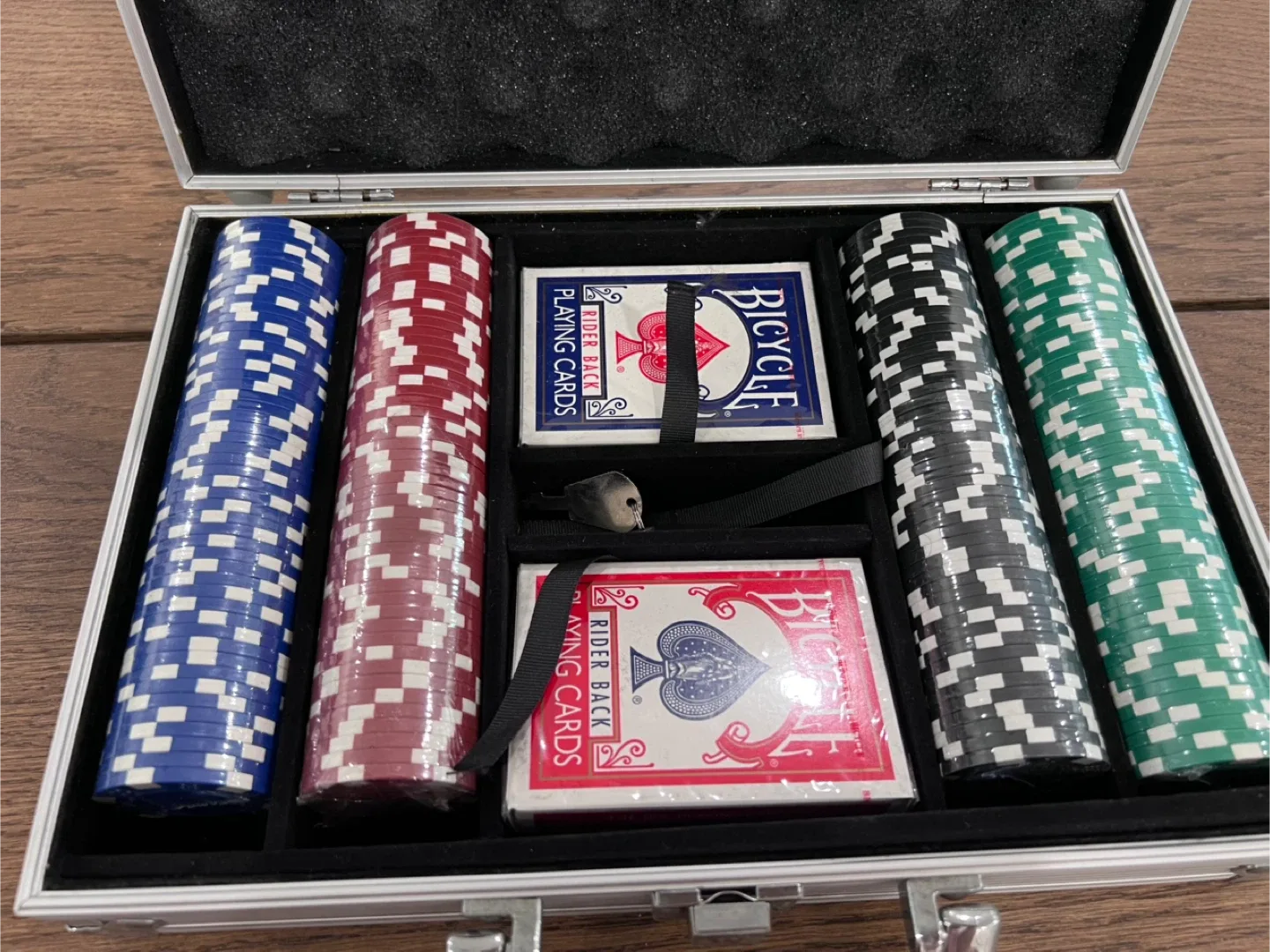 Poker Set with Case & Bicycle Playing Cards image indicator(2)