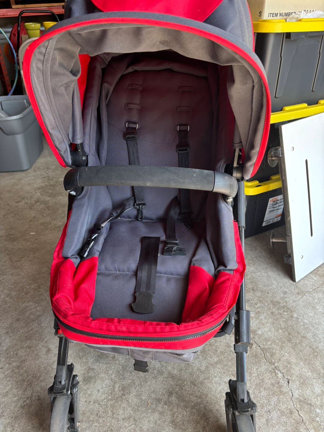 Guzzie+Guss Stroller - Red & Black