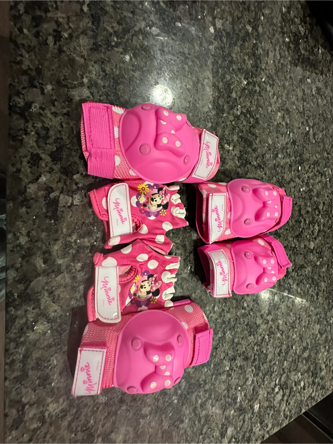 Disney Frozen II Helmet & Minnie Mouse Protective Gear Set - photo 4