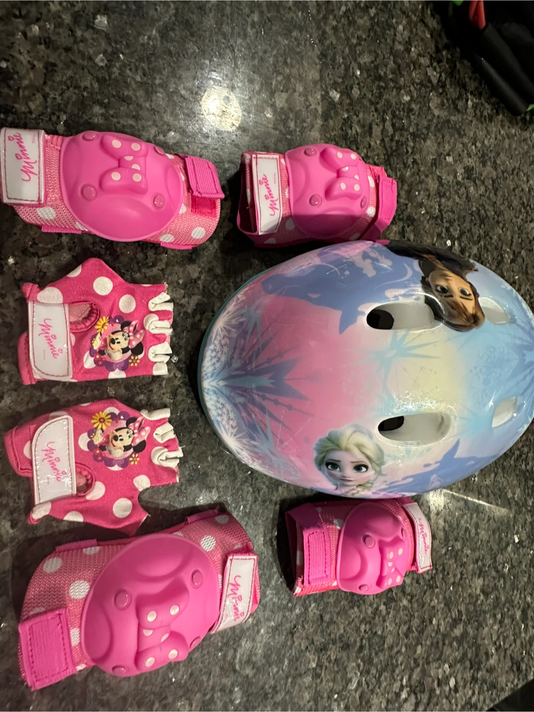 Disney Frozen II Helmet & Minnie Mouse Protective Gear Set - photo 5