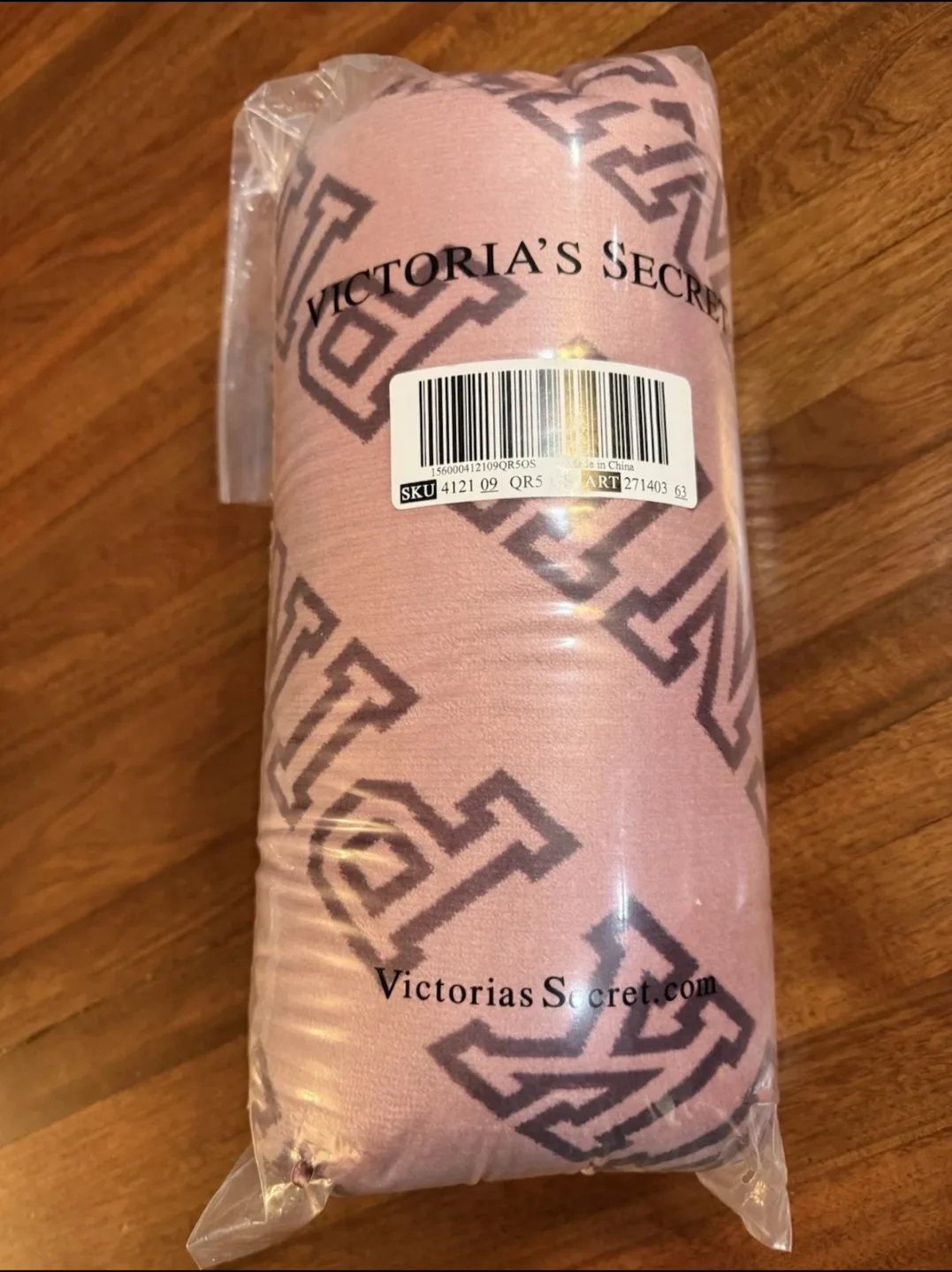 Victoria's Secret PINK Blanket - New in Package! image indicator(3)